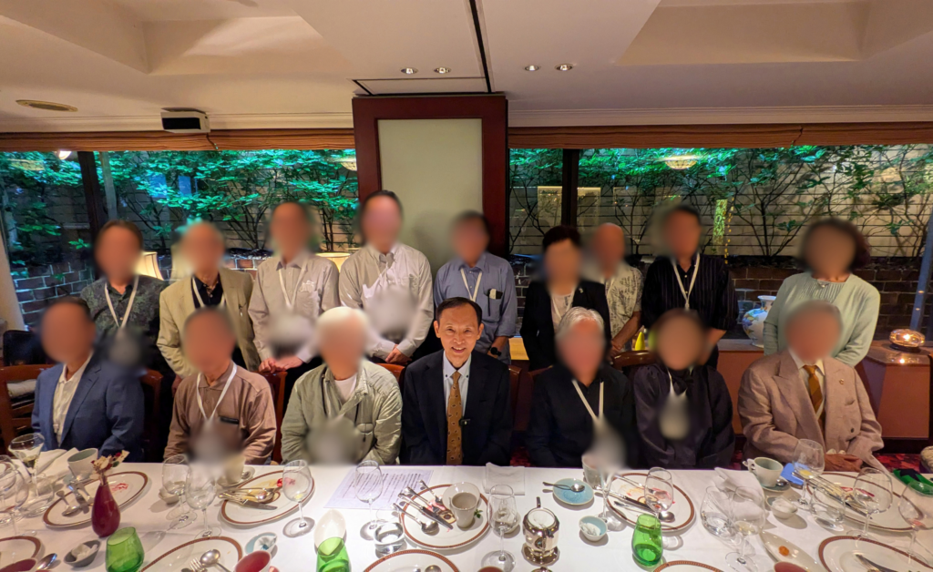 投資部100万円達成会に参加した会員様と林則行